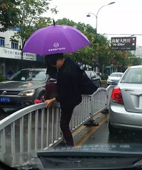 �������ҵ��̣����Ƿ����ں�������·�ϵ���ʵһĻ��