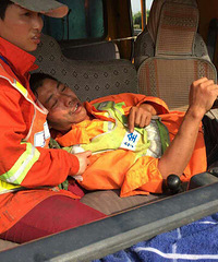 ���˸��ٹ�·�� ������֦��ʩ������ײ����������...