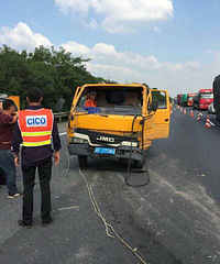 ���˸��ٹ�·�� ������֦��ʩ������ײ����������...