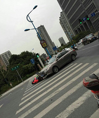 ͻ�����Ĳ���·�����·�ڽγ����ƿ����ײ  ����ͷ��Ѫ����ֹ