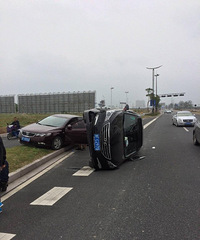 Σ�գ�������վ��������������ײ  ����һ�������෭