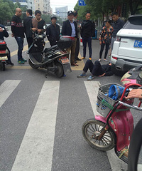 ����㳡������������ Сë¿���ӱ�ײ...����Χ��һȦ��