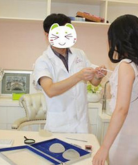 ̫���Σ�ĳУŮ��������Χ��������һλ��ҽ�� ������������ȥ