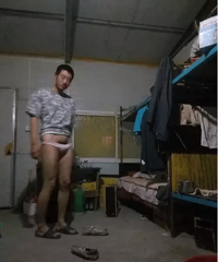 ���۾���ͩ�����������ڿ�����̬�У���Ů���ڿ�©ëɹͼ