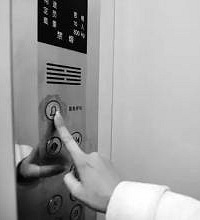 ͻ��������ĳС������15¥ͻȻ׹�䵽6¥ ������һ�˾�������