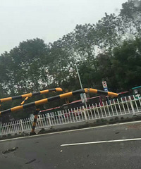 ͻ�������˴���һ���޸߸� ��������ײ�ϣ�