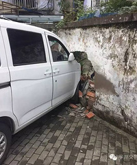 小孩突然窜出!女司机将油门当刹车 “嘭”撞上小区围墙!