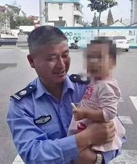 2��Ůͯ������ƽ����ͷ�ᴩ��·��ͻȻһ������