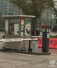 ���˰ѳ�ͣ�ڼ��˴��Ժ��ͣ��������룬Ȼ�󱯾��ˣ�