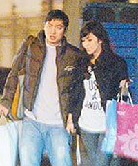 ����Ů�Ӵ���ͬ�³��ؼ������� �ڿ㻹�������˵�ƿ���