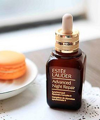 һ��ͼɹ����Ļ�ױ��������ʫ����С��ƿ����������ˮ�������ں�