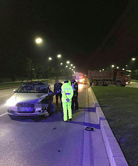 ���£� ��������һ���µϱ�ײ�ĳ�ͷ��� ���ǹ��̳�������