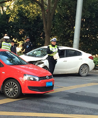 咋会撞成这样?玩手机还是避让电动车?