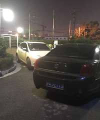 没见过这么没素质的停车!上海牌照了不起啊!
