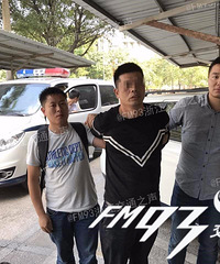 ���ڳ��ⷿ�ڷ���һ��Ůʬ������ʱ˫�ֱ����º��ֵľ�����...