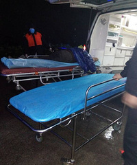 �Ҿ磡�峿һ����Ů�ӱ������ײ����ѹ ��������...