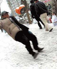 ��ɽ��·���е������˴���ʯ��̫���ˣ���������ˤ������