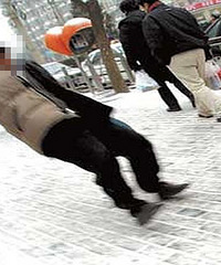 ��ɽ��·���е������˴���ʯ ̫���ˣ�