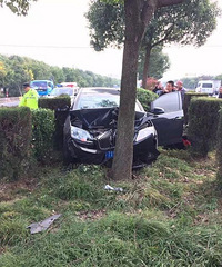 ����С���꿪���������� ֱ��ײ�����ˣ�