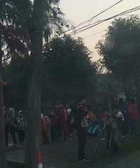 ����ôһȺѧ�������Ǵ�඼�������񹤵���