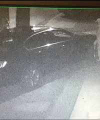 ��ŭ�������³�ͣ�ں���·�����ſ� ����һ���˹�����ƣ�