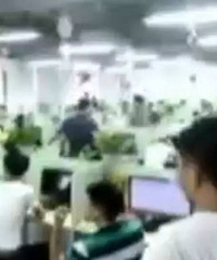 զ���£�����һŮ�����岻��� ����һ����վ ���������