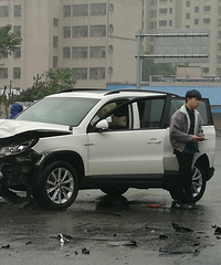 ����С�����������������γ���SUV��ײ �����ˡ�����