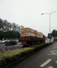嘉兴大桥由西往东限高处又被一辆大货车撞弯