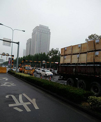 嘉兴大桥由西往东限高处又被一辆大货车撞弯