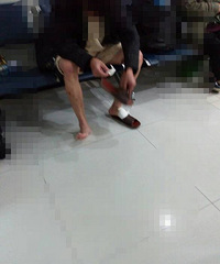 "倒霉!在晚上浴室正洗着 玻璃门炸了!光溜溜他很狼狈..."