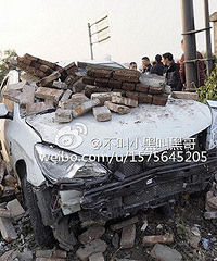 �γ�ײΧǽ ��ʻԱ����˭������˭��