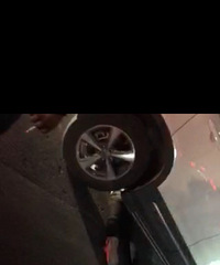 ����һԽҰ��������Ů��ѹ�ڳ��� ������Χ�۲������ѳ�̧��