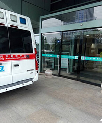 突发,女越野车司机疑逆行迎面撞翻载有5人三轮电瓶车,1人危险