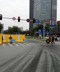 �л���·ʩ���³� С�ͳ����ɽ�ǻ�������ͨ��