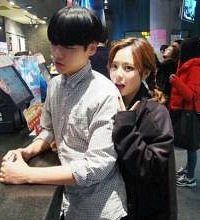 �Ϲ�΢�����ǹ��� �Ҿ�����һ��Ů������������...