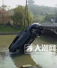 ���գ�������ɽ·һ����׹����У�������һŮ˾����һ���ӣ�