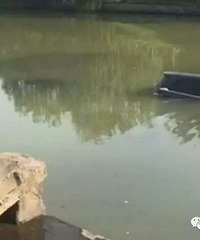 ���գ�������ɽ·һ����׹����У�������һŮ˾����һ���ӣ�