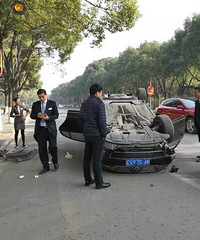 突发!环城南路建国路口一黑色轿车翻车 四脚朝天!