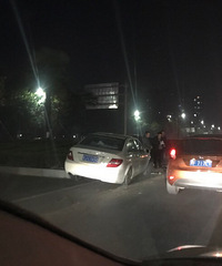 �л���·ŷ���ſ�������ײ ���۾�Ԯ��ͷ��ײ����