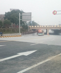 ������ɽ��·���´�ͨ����ͨ�� ��������ȴ����̵�