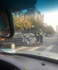 嘉兴南溪路发生一起小车祸,又是斑马线,又是电瓶车!