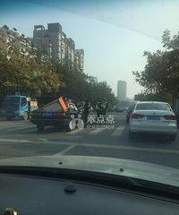嘉兴南溪路发生一起小车祸,又是斑马线,又是电瓶车!