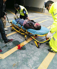 ͻ�����Ͻ�·һ�����й���׹��¥ ͷ��Ѫ������