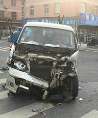 ����һ������ͻ�����ײ ���˭Ӯ�ˣ�