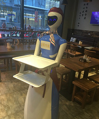在这家店里吃到了湖南特色小吃葱油粑粑 还有会端菜的机器人!