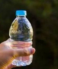 ���ӳɻ���ֶ��Ӳ����ɷ�� Ů����һ��Ȫˮƿ�ҵ��˶�������