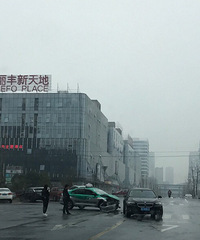 ײ���ˣ�����������ſڳ��⳵ײ��˽�ҳ� ����˭������