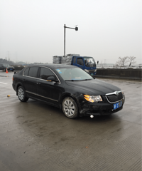 ͻ�����ϱ�����������е�ƿ���ᴩ��·������ײ �˲����ˣ�