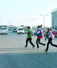 6��Ů���ᴩ��·��ײ�� ��������豻��Ҫ�е����Ρ�