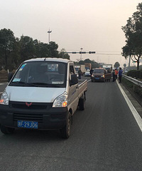 ��ײ�ˣ�������·����ȭ·���򱱳���5����ײ